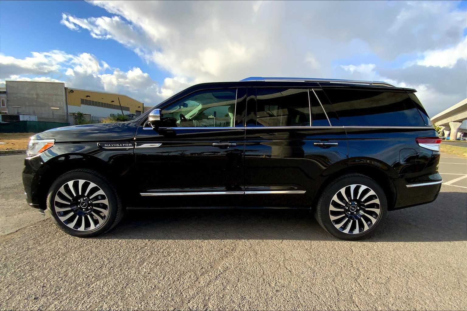 Thumbnail: 2022 Lincoln Navigator - 3