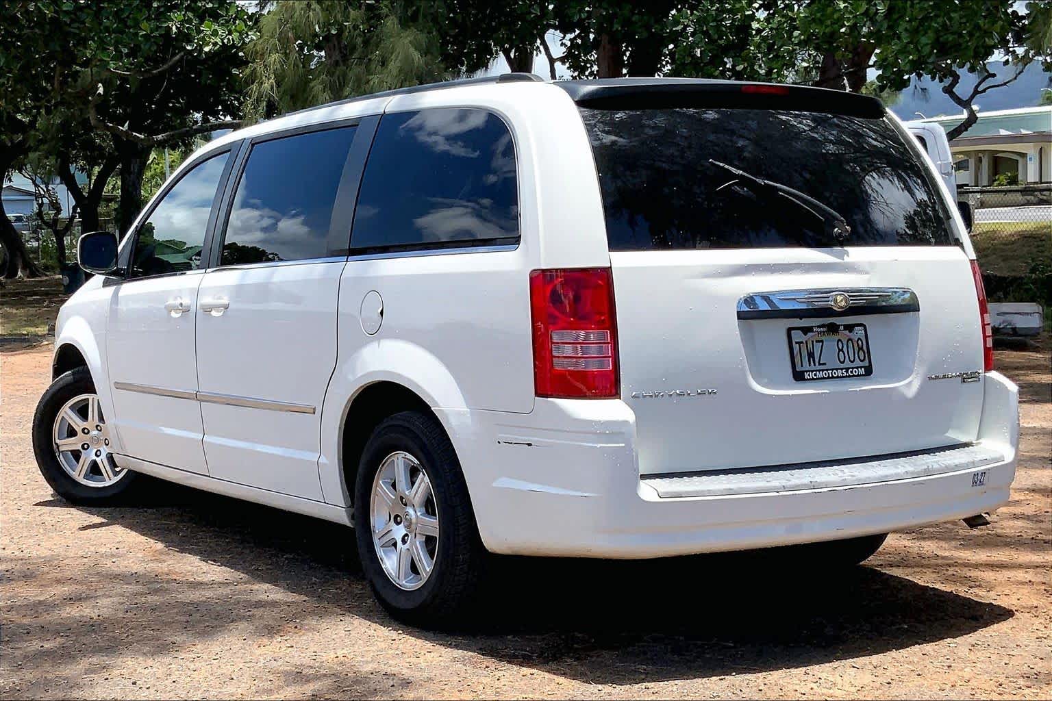 Thumbnail: 2009 Chrysler Town & Country - 4