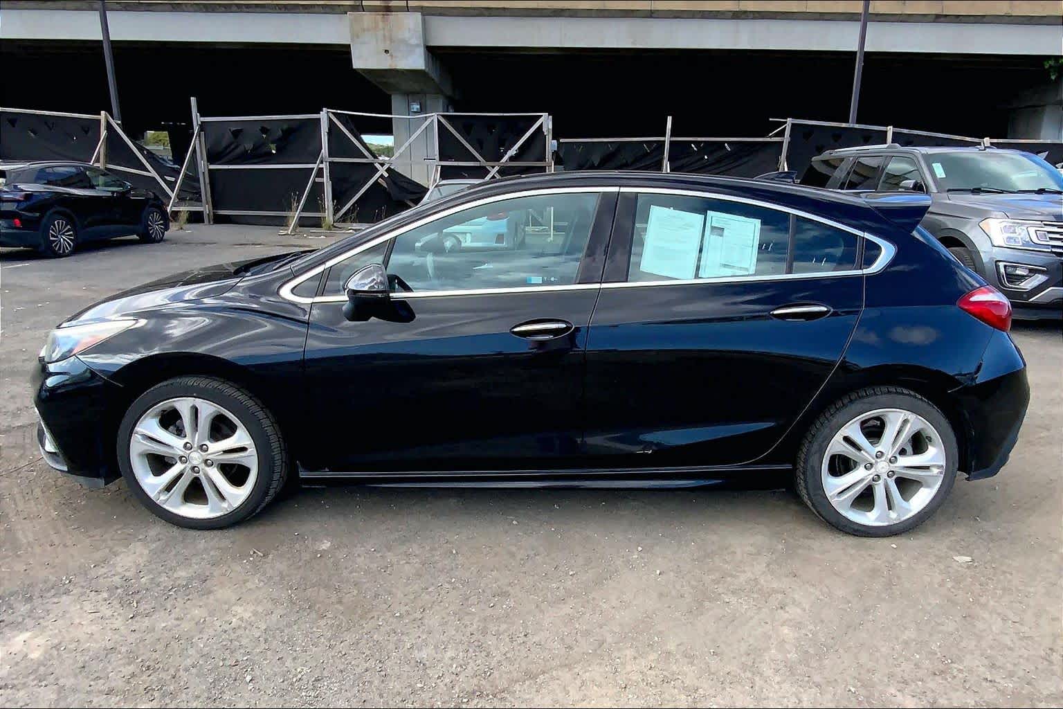 Thumbnail: 2017 Chevrolet Cruze - 3