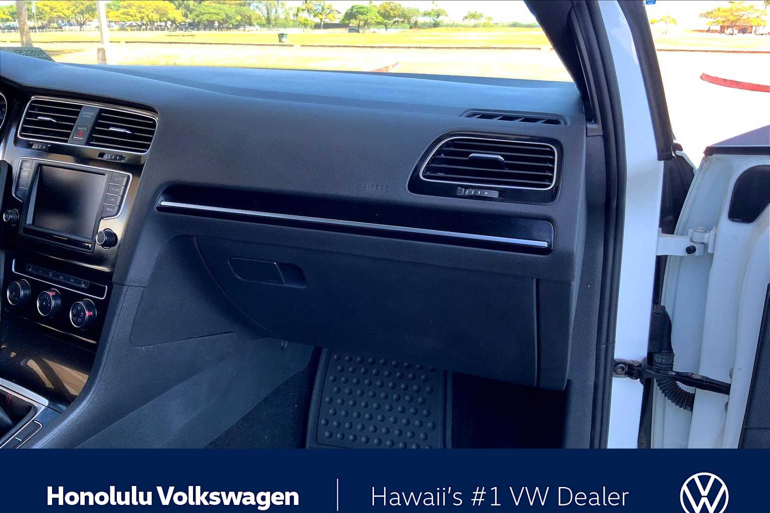 Thumbnail: 2017 Volkswagen Golf - 22
