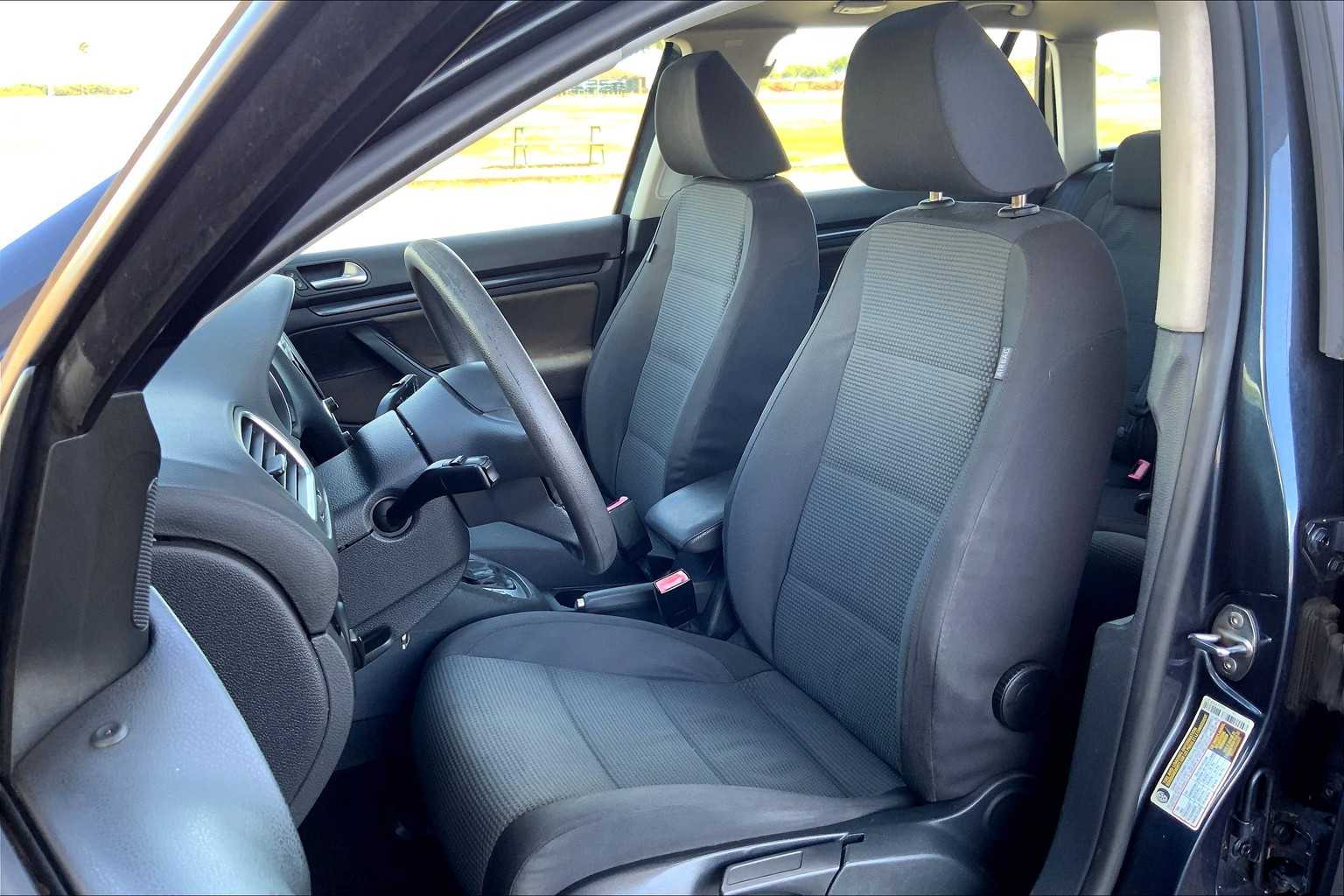 Thumbnail: 2010 Volkswagen Jetta - 10