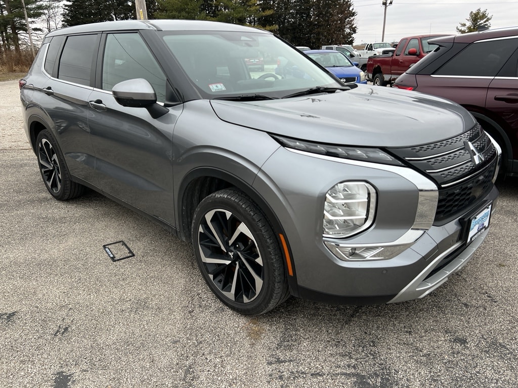 2023 Mitsubishi Outlander SE's photo