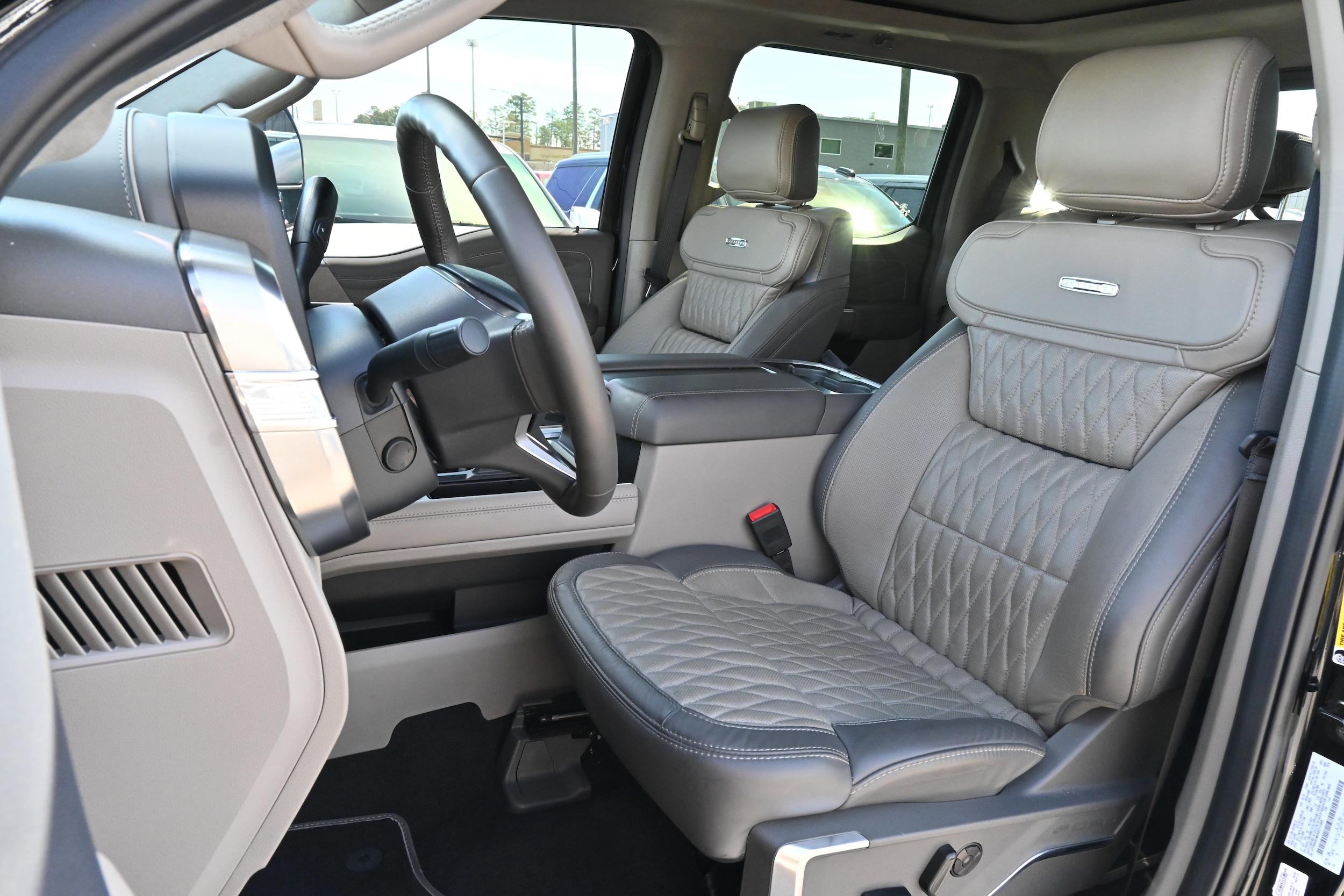 2025 Ford Super Duty F-450 DRW Platinum photo 5