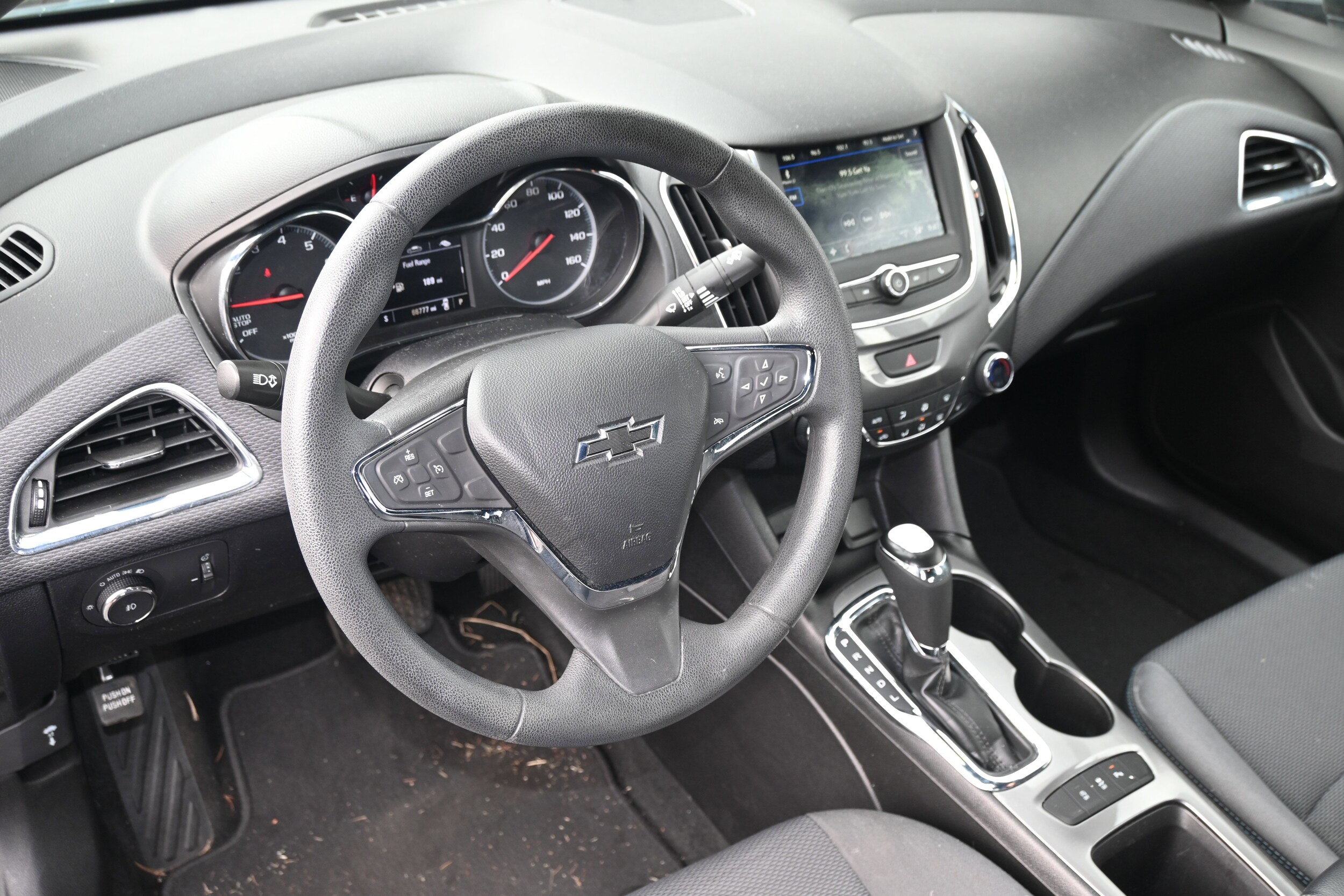 2019 Chevrolet Cruze LT photo 2