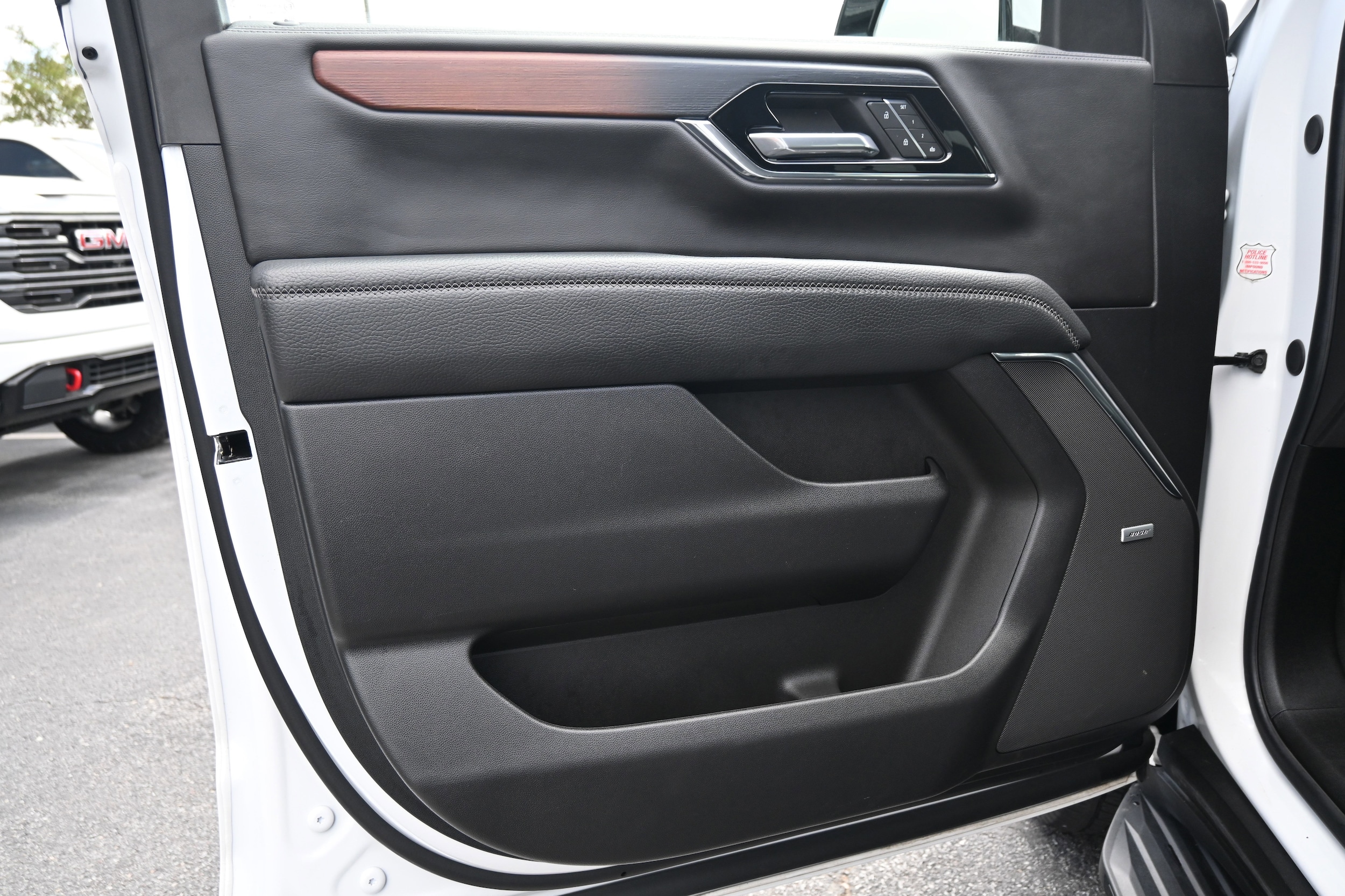 2025 GMC Yukon Denali photo 4