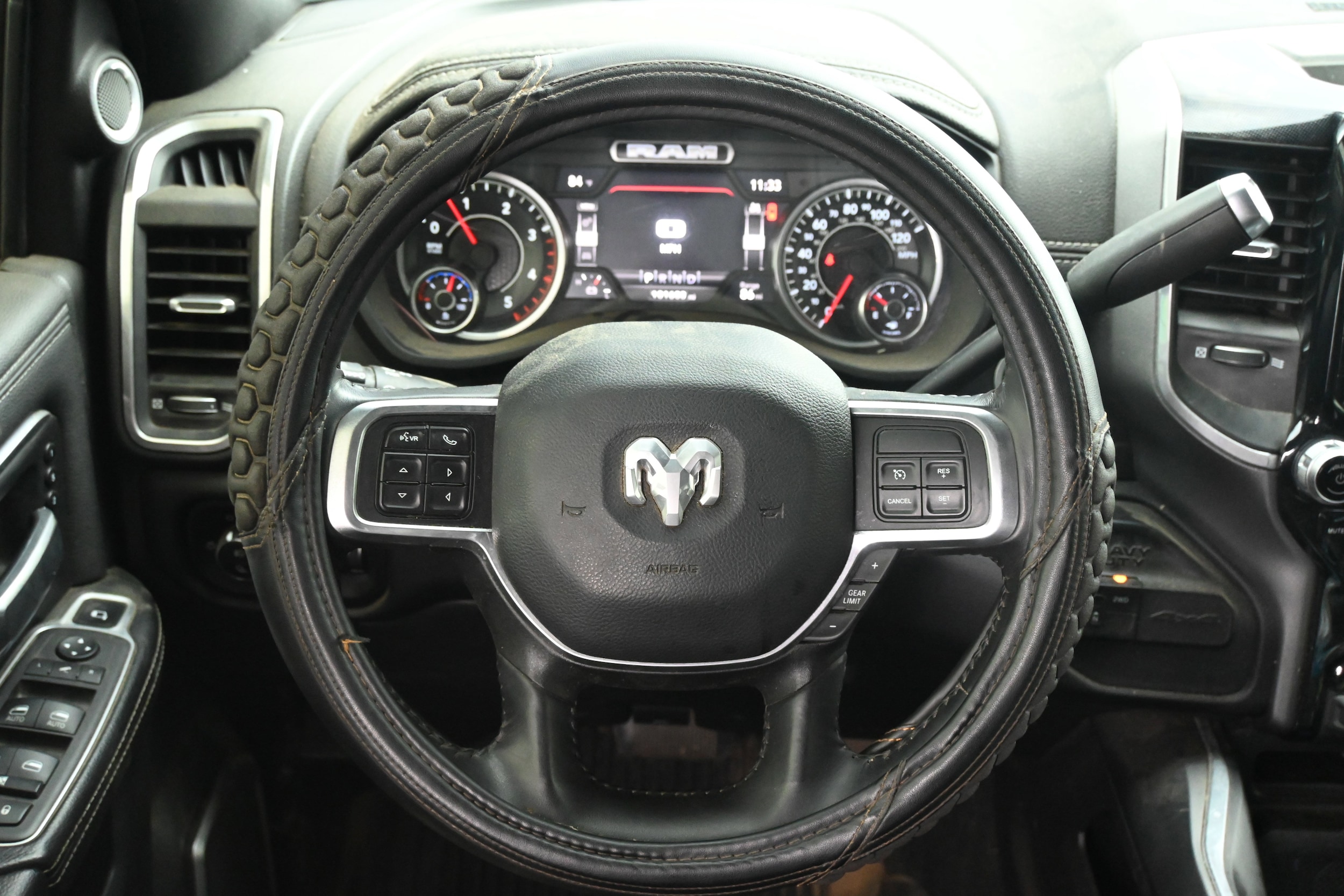 2022 Ram 3500 Laramie photo 6