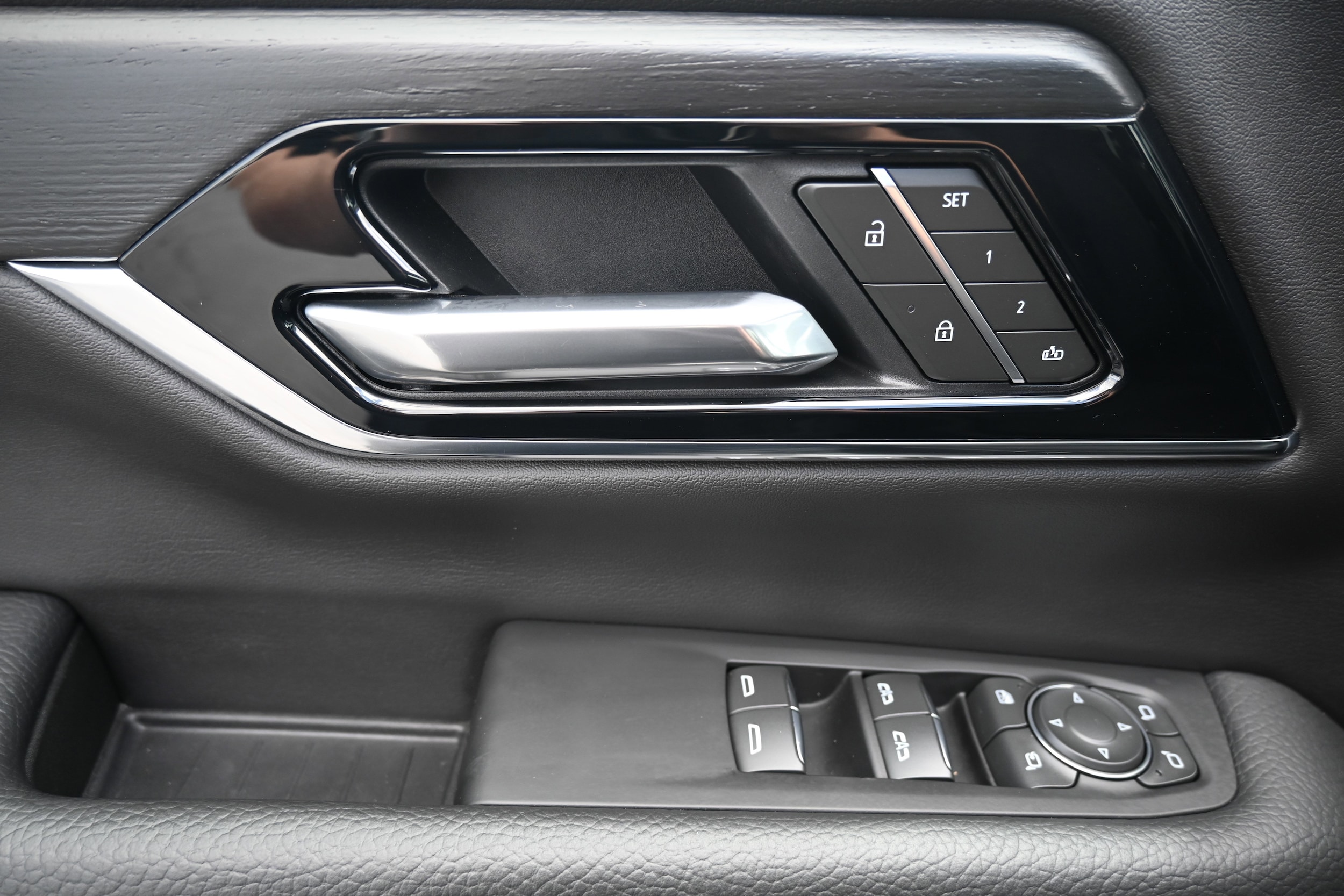 2025 GMC Yukon Denali photo 5