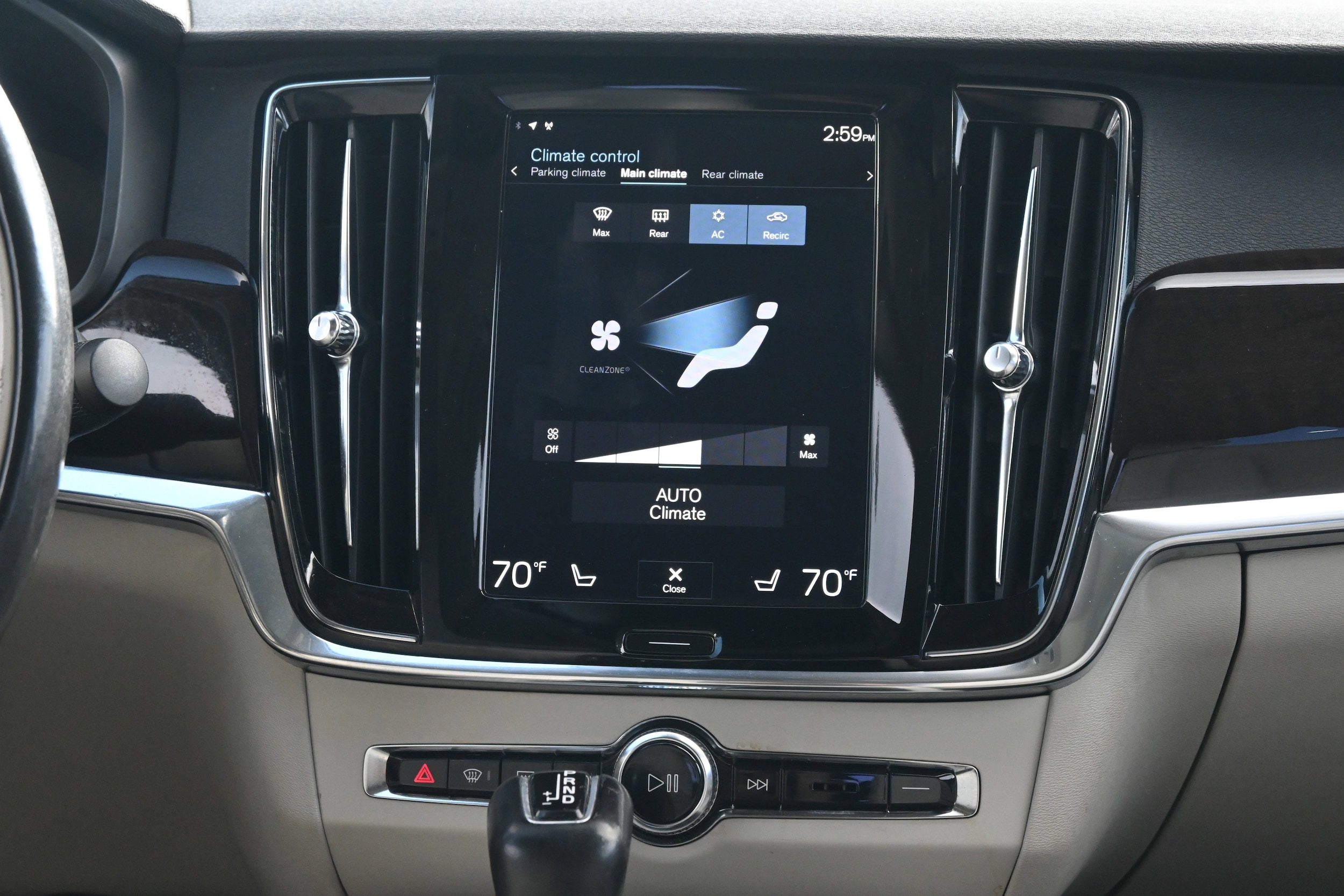 2018 Volvo S90 Momentum photo 4