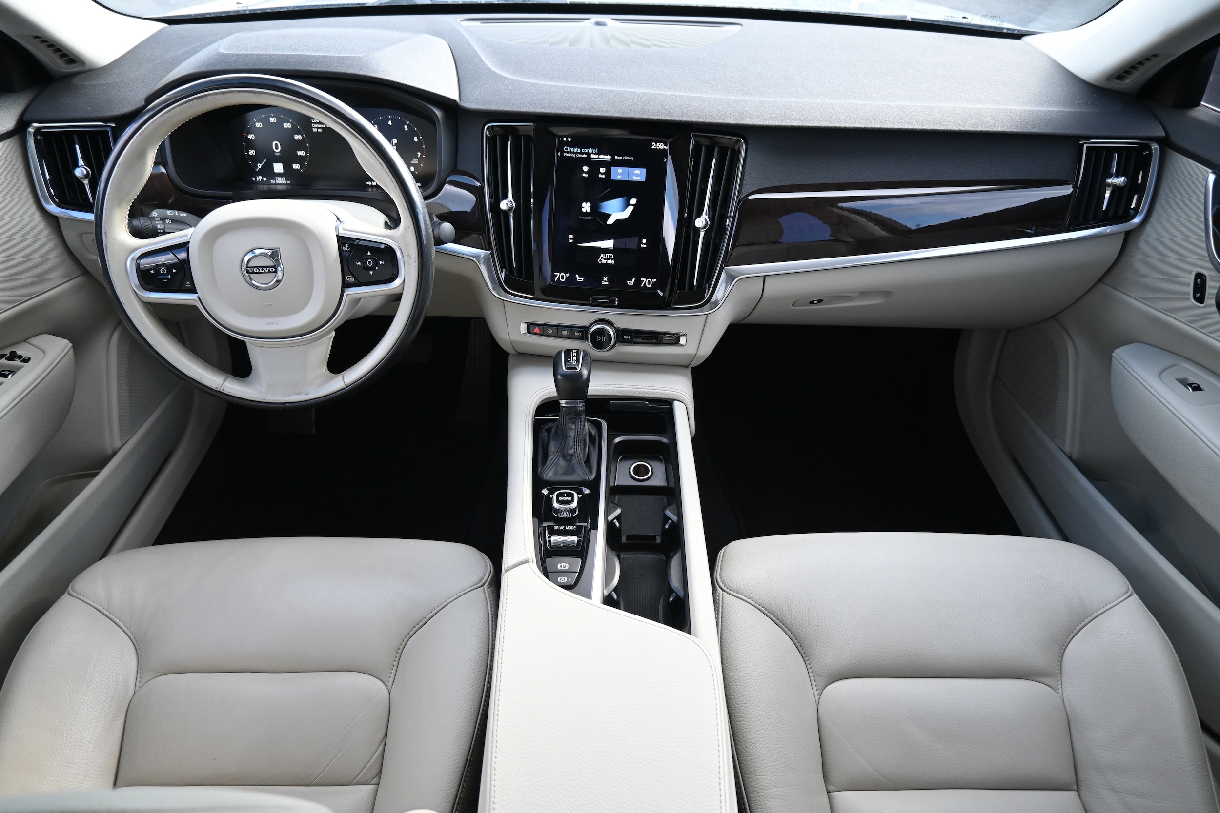 2018 Volvo S90 Momentum photo 2