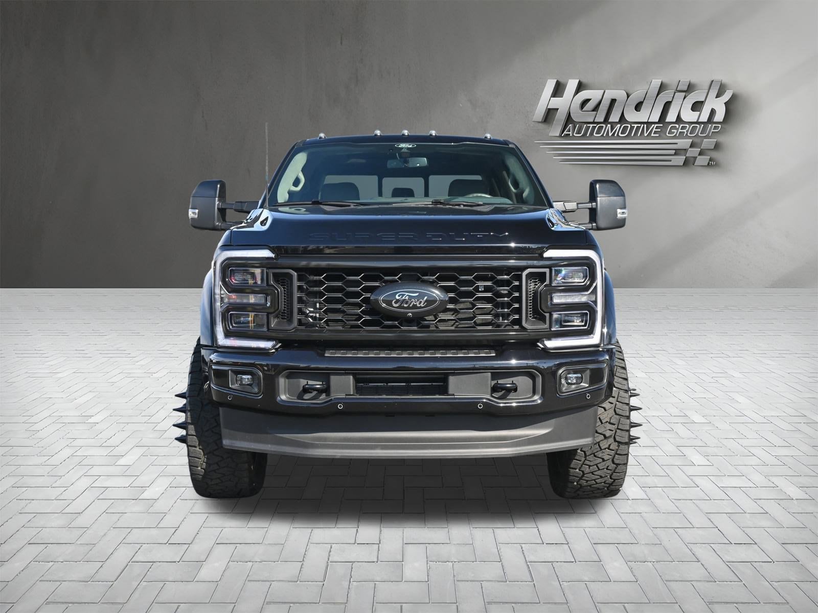 2025 Ford Super Duty F-450 DRW Platinum photo 4