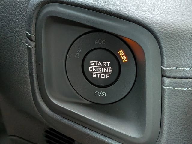 2025 Jeep Wrangler 4-Door Sahara - Photo 28