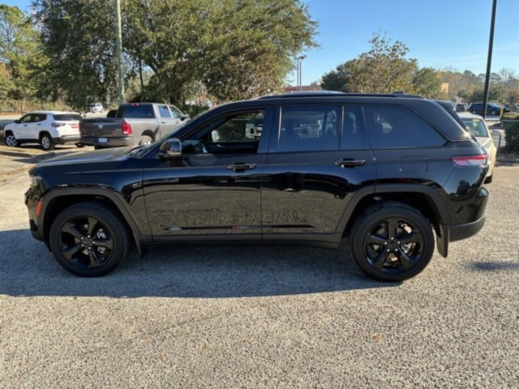 Used 2024 Jeep Grand Cherokee Laredo SUV
