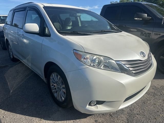 2017 Toyota Sienna XLE V6 7-Passenger Access Seat's photo