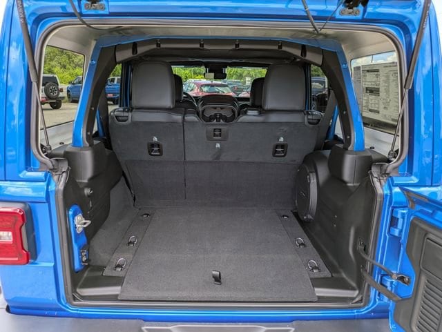 2025 Jeep Wrangler 4-Door Sahara - Photo 13