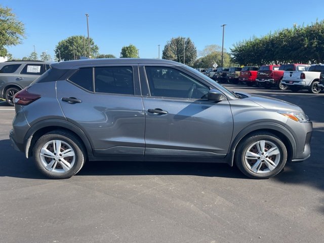 2022 Nissan Kicks S photo 2