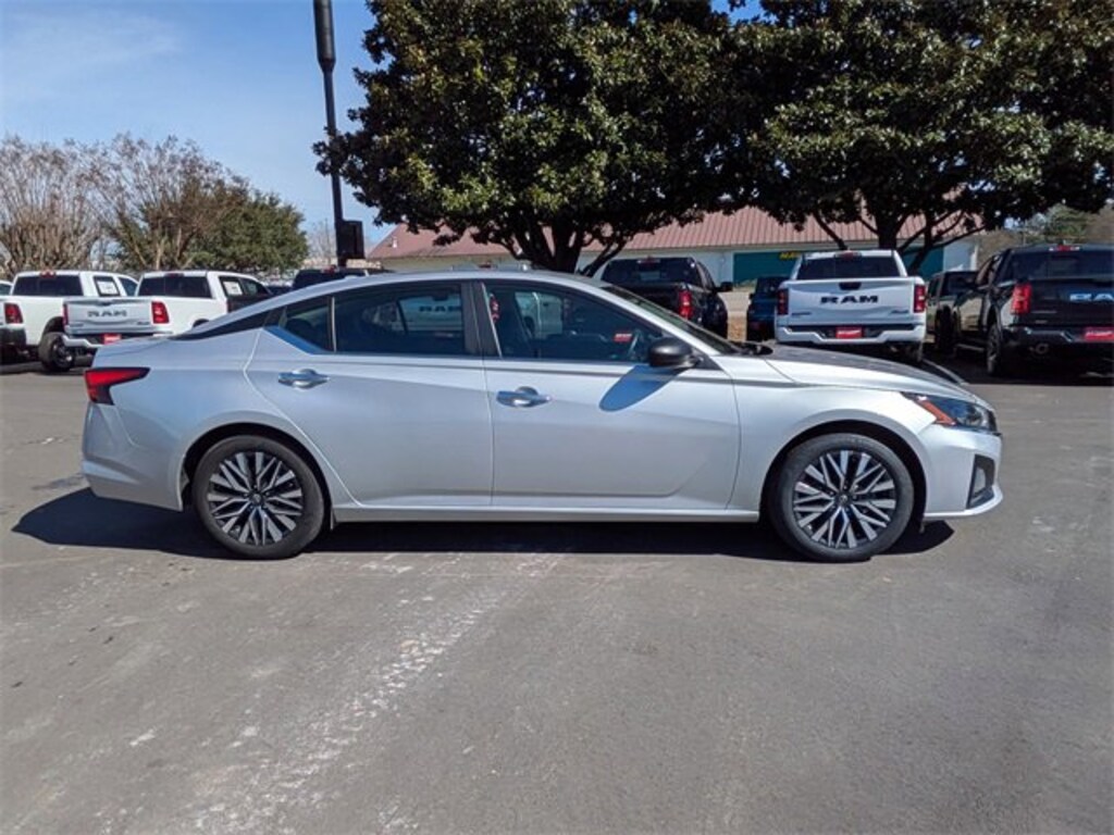 Used 2024 Nissan Altima 2.5 SV Sedan