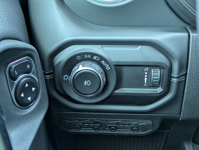 2025 Jeep Wrangler 4-Door Sahara - Photo 28