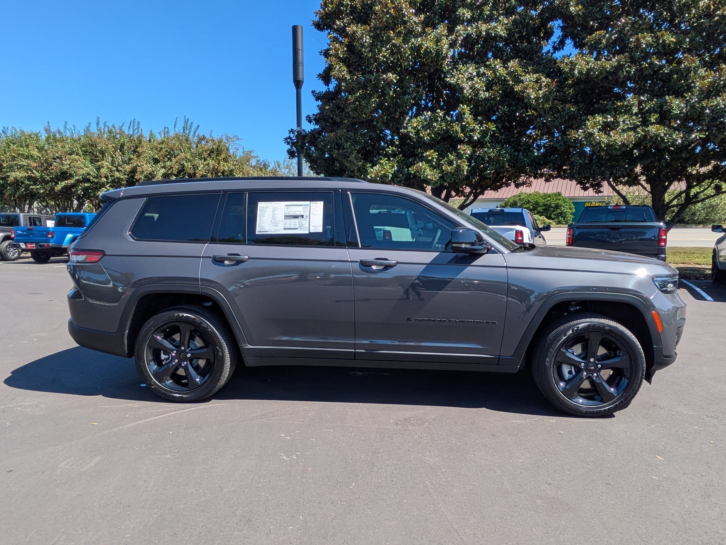 2025 Jeep Grand Cherokee Laredo Altitude X photo 3