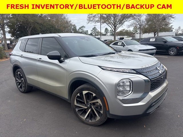 2022 Mitsubishi Outlander ES's photo