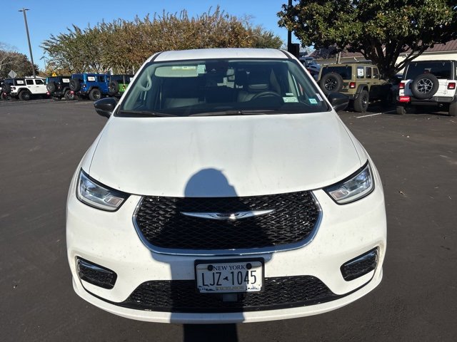 2024 Chrysler Pacifica Touring L photo 2