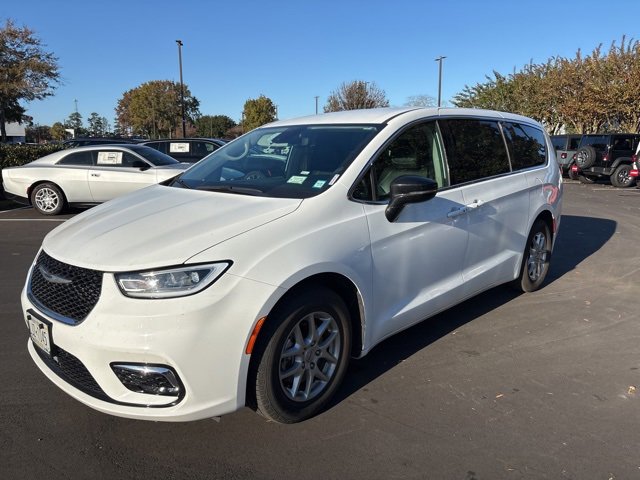2024 Chrysler Pacifica Touring L photo 3