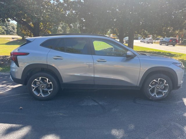 2024 Chevrolet Trax LT photo 2