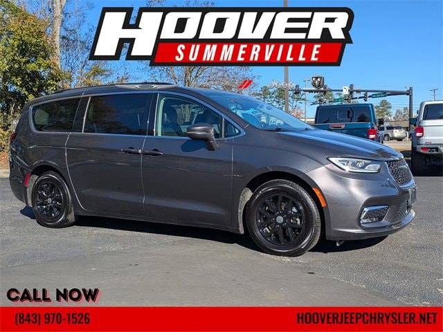 2022 Chrysler Pacifica Touring L's photo