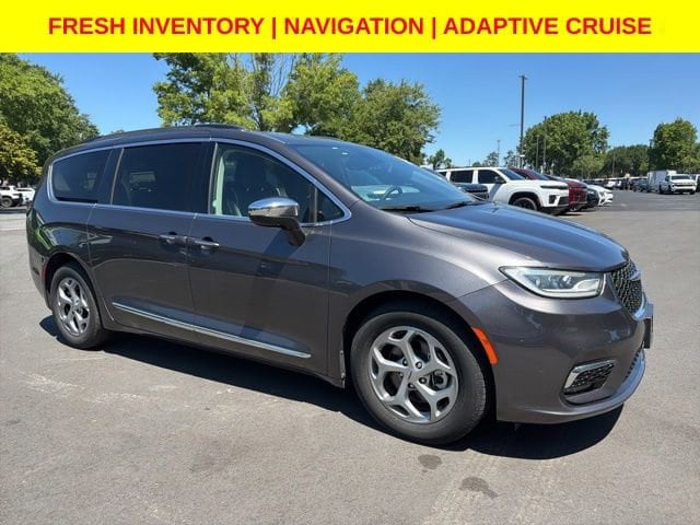 2023 Chrysler Pacifica Limited's photo