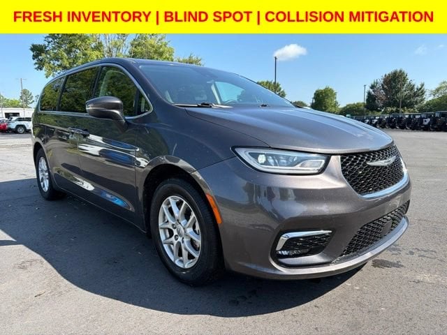 2023 Chrysler Pacifica Touring L's photo
