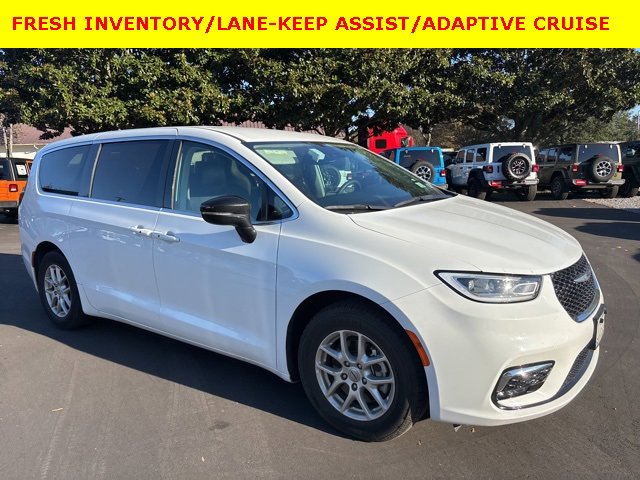 2024 Chrysler Pacifica Touring L's photo