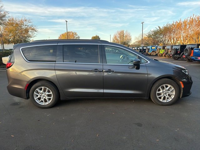 2022 Chrysler Pacifica Touring L photo 2