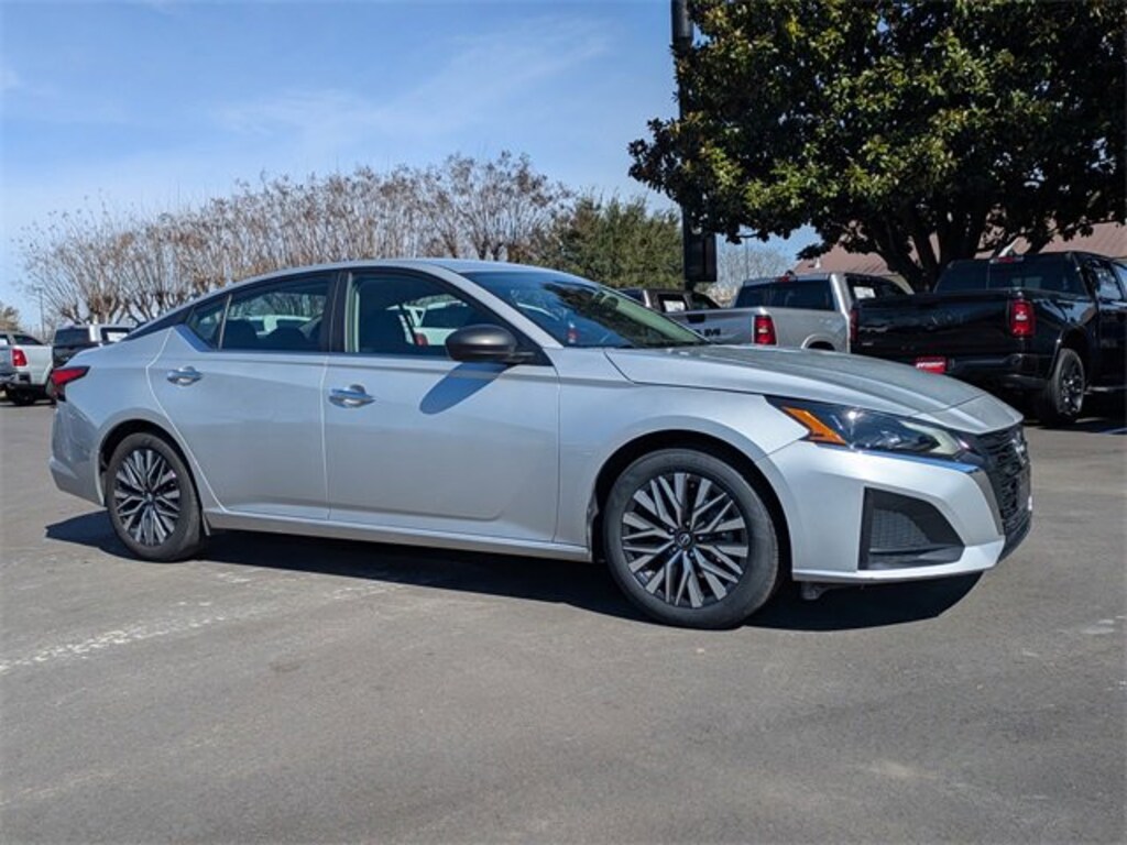 Used 2024 Nissan Altima 2.5 SV Sedan