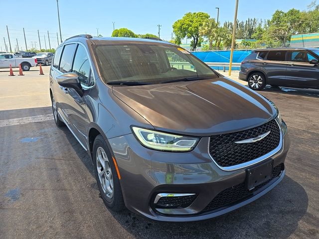 2023 Chrysler Pacifica Limited's photo