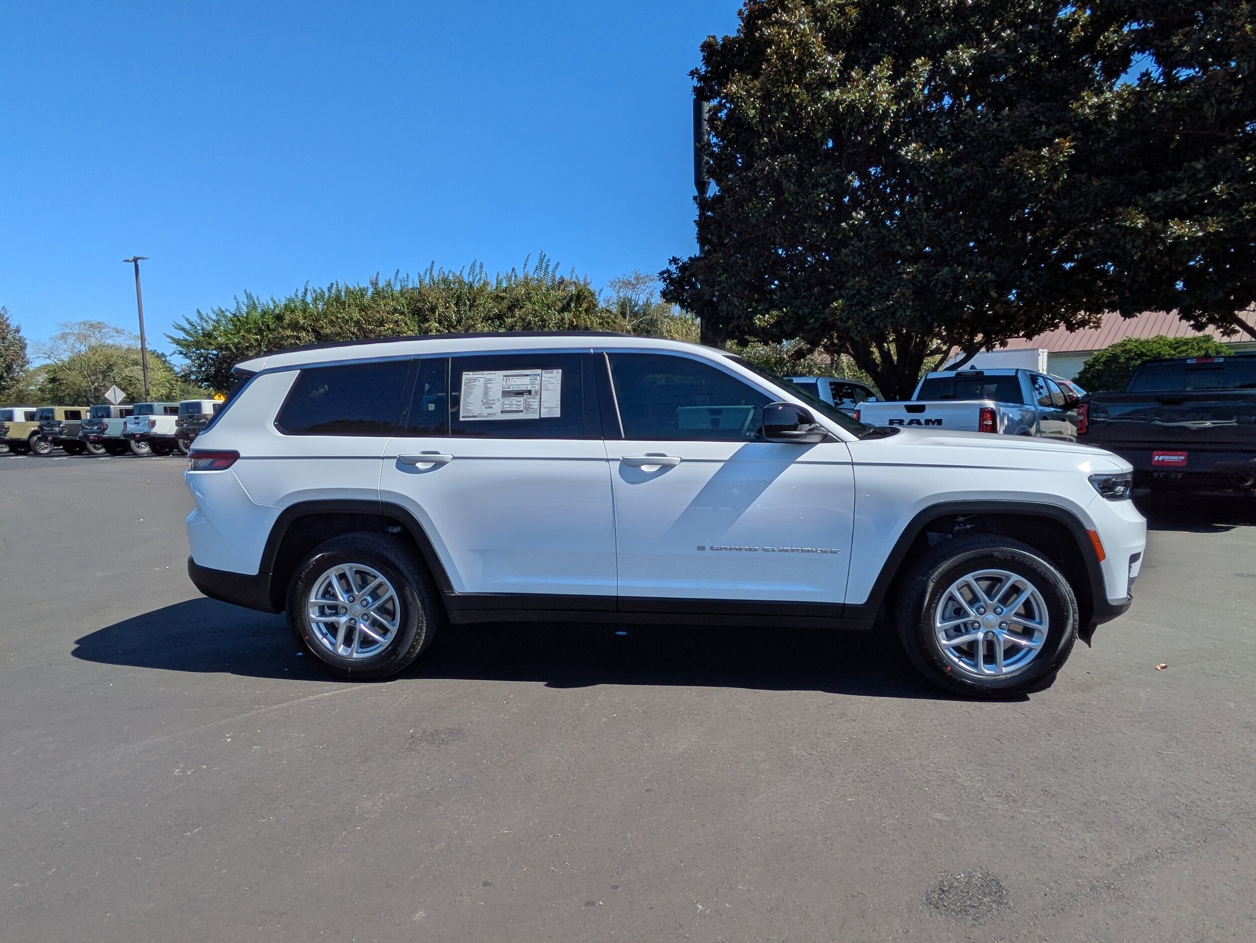2025 Jeep Grand Cherokee Laredo Sport photo 2