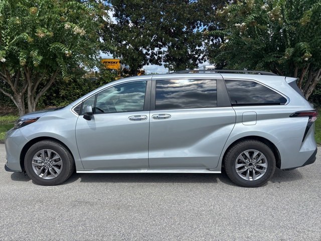 2024 Toyota Sienna XLE photo 4