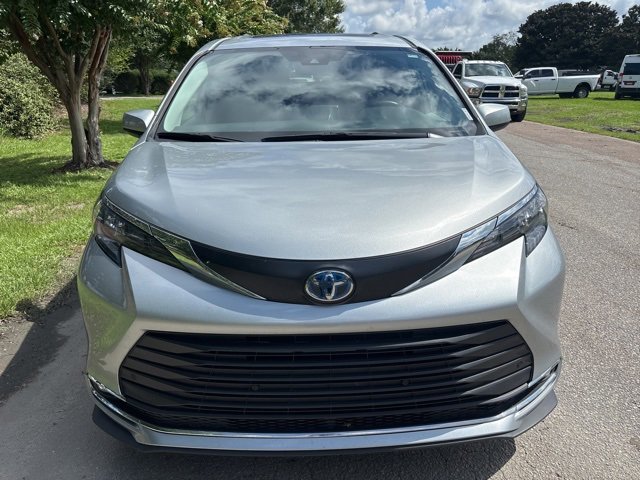 2024 Toyota Sienna XLE photo 2