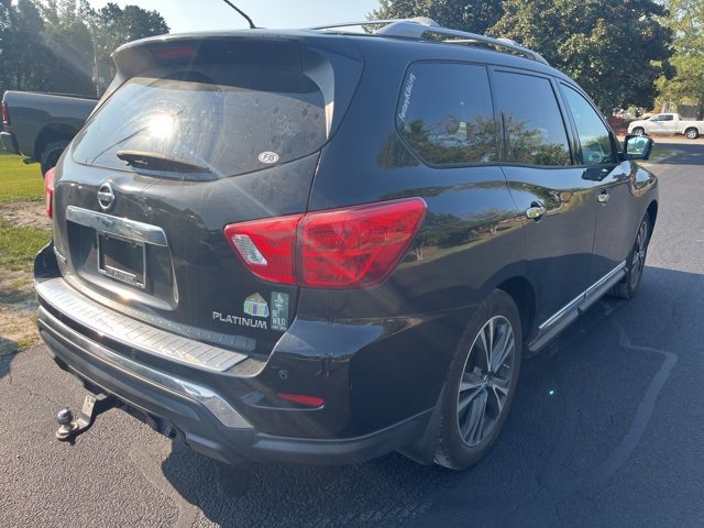 2017 Nissan Pathfinder Platinum photo 2