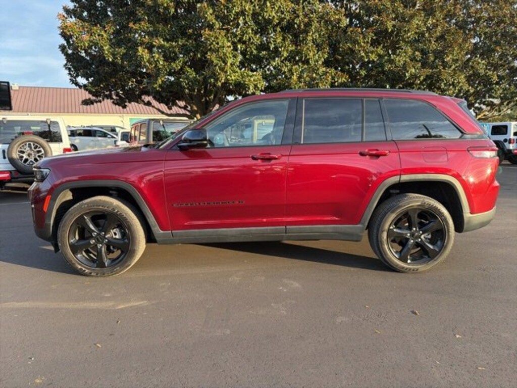 Used 2023 Jeep Grand Cherokee Altitude SUV