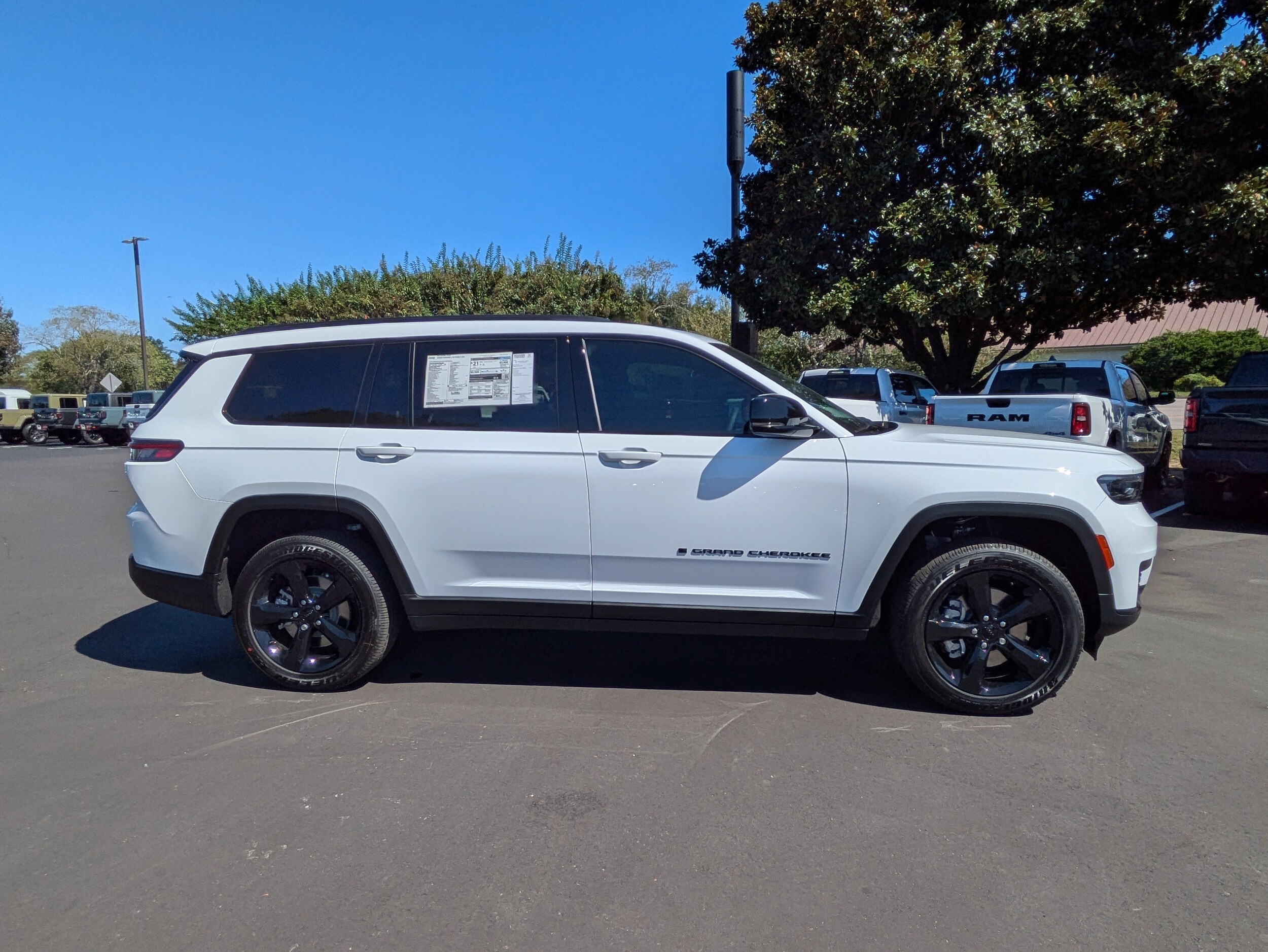 2025 Jeep Grand Cherokee Altitude X photo 2