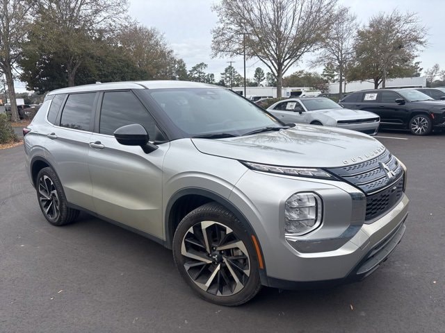 2022 Mitsubishi Outlander ES's photo