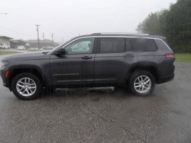 2023 Jeep Grand Cherokee Laredo photo 2
