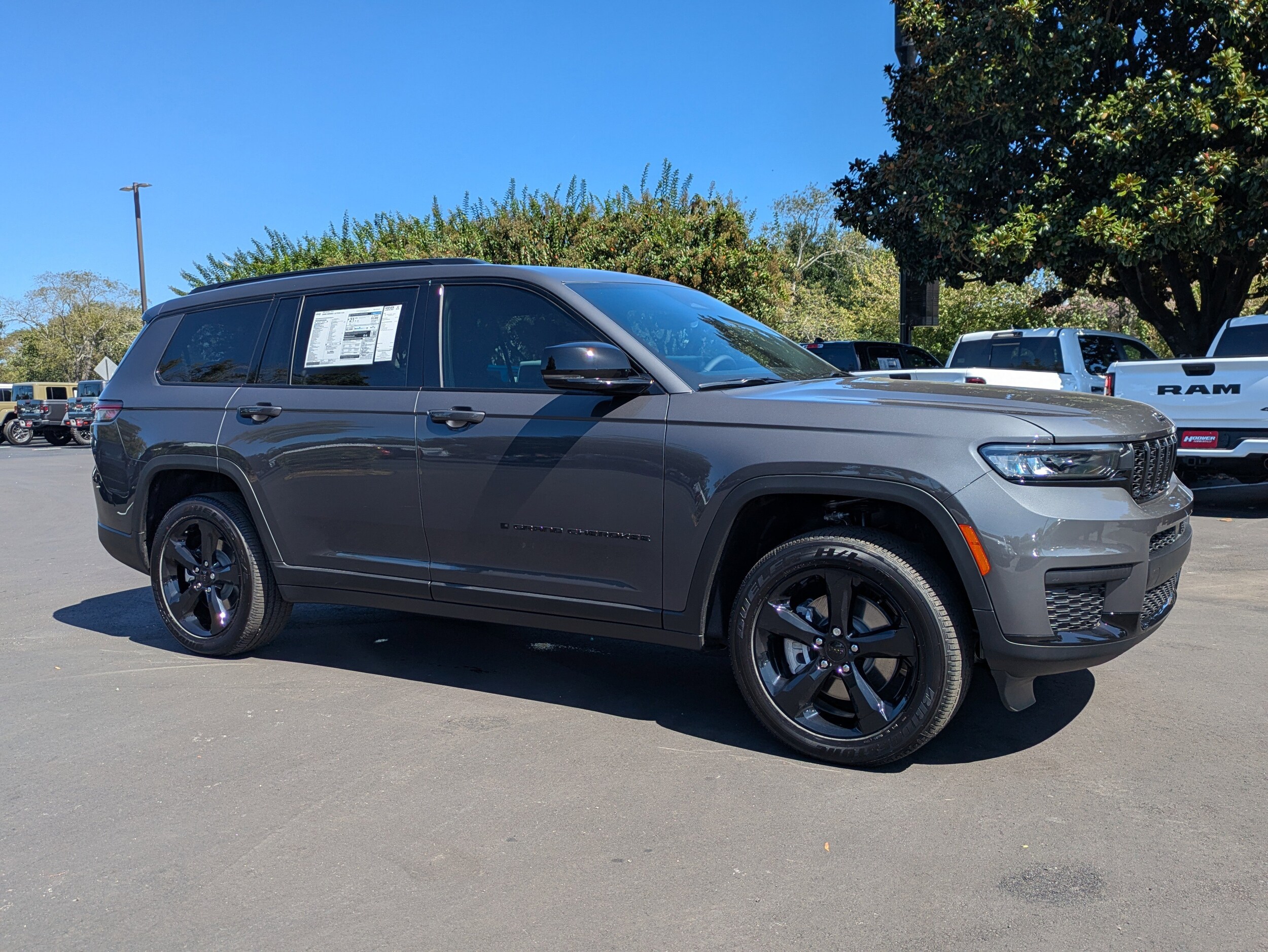 2025 Jeep Grand Cherokee Laredo Altitude X photo 2