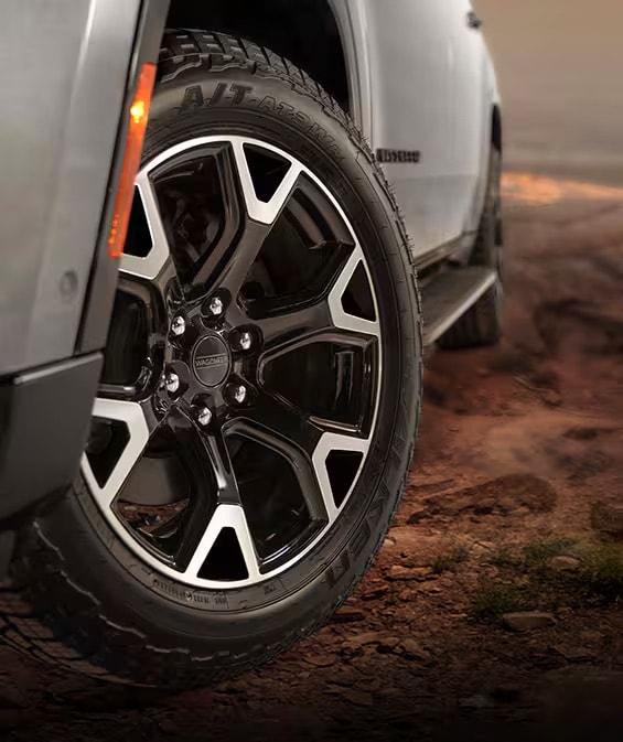 2025_Jeep_Wagoneer_Overland_-_H2_Tires_Image.jpeg