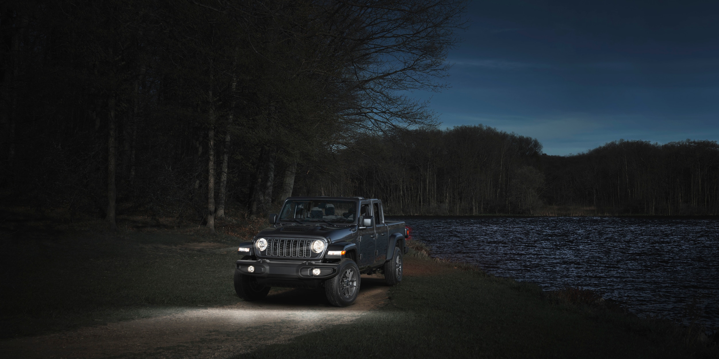 Jeep_Gladiator_Dark_Sky_-_H2_Rear_Exterior_Image.jpg