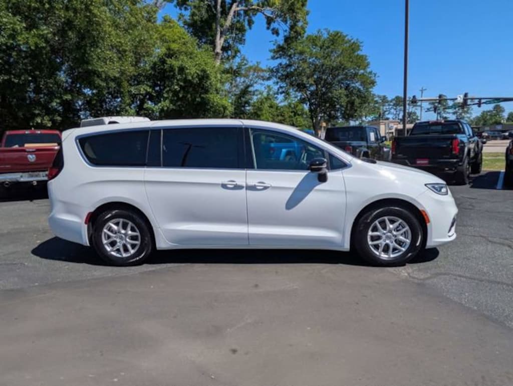 Used 2024 Chrysler Pacifica Touring L Van Passenger Van