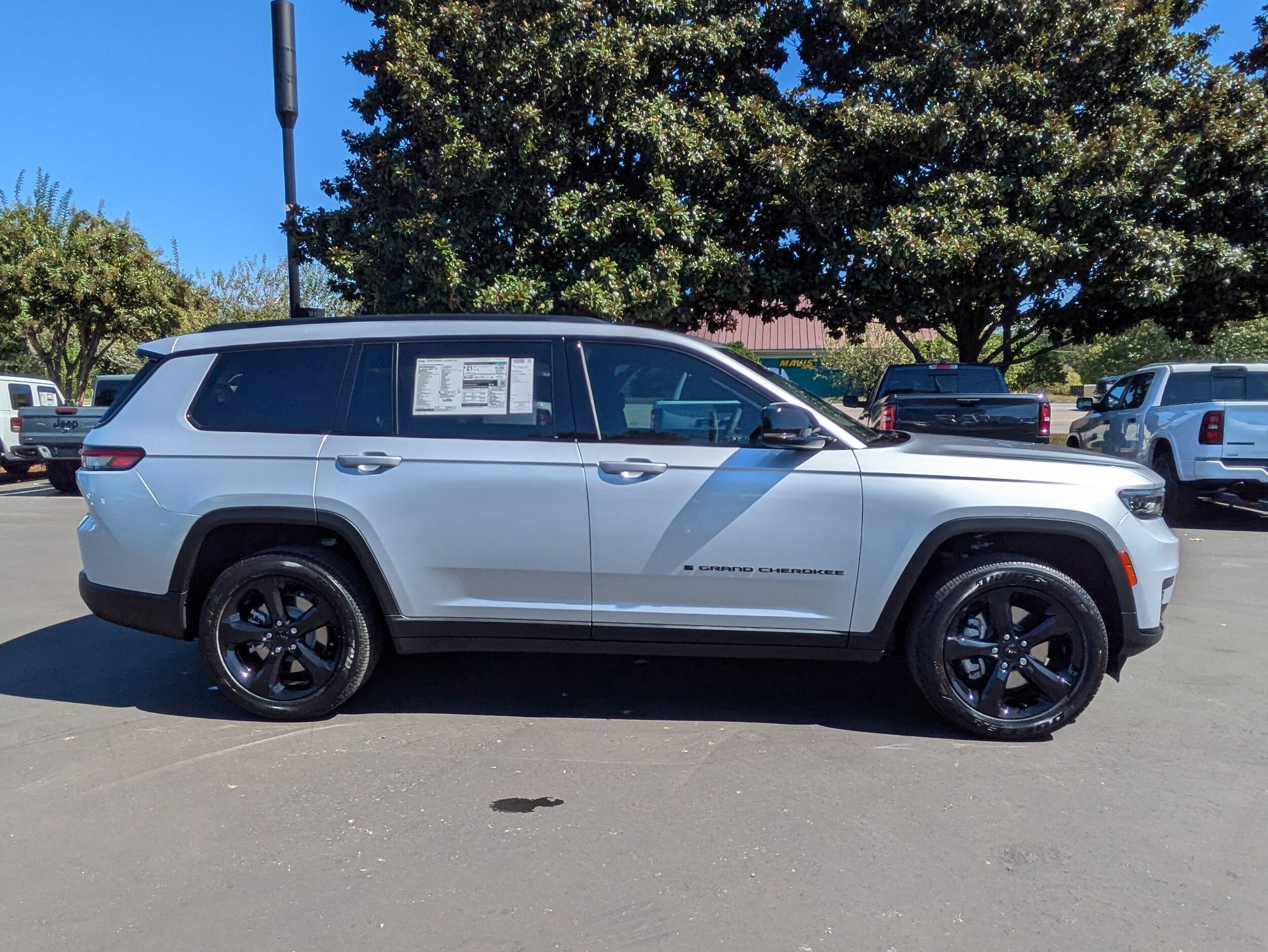 2025 Jeep Grand Cherokee Altitude X photo 3