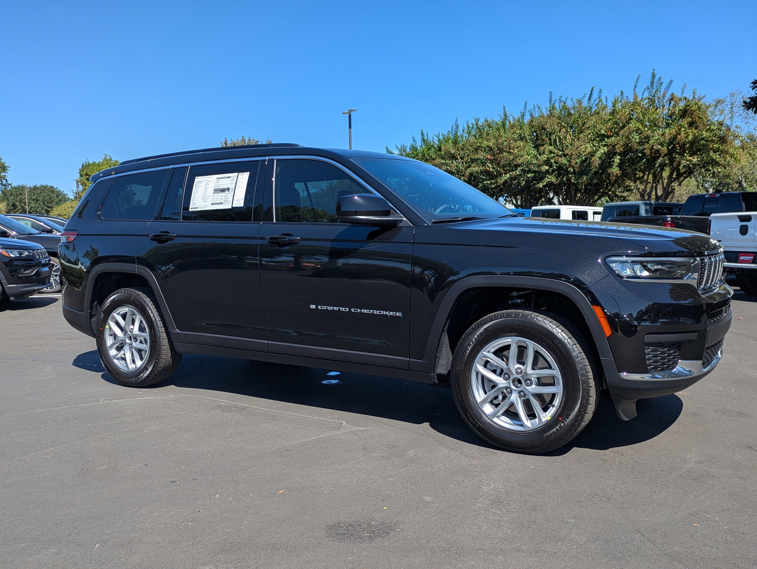 2025 Jeep Grand Cherokee Laredo Sport photo 2