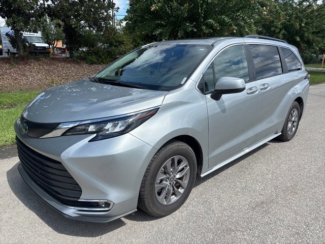 2024 Toyota Sienna XLE photo 3