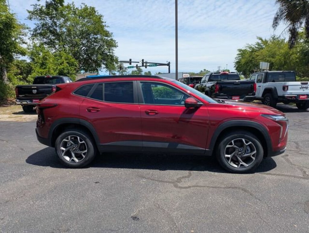 Used 2025 Chevrolet Trax LT SUV