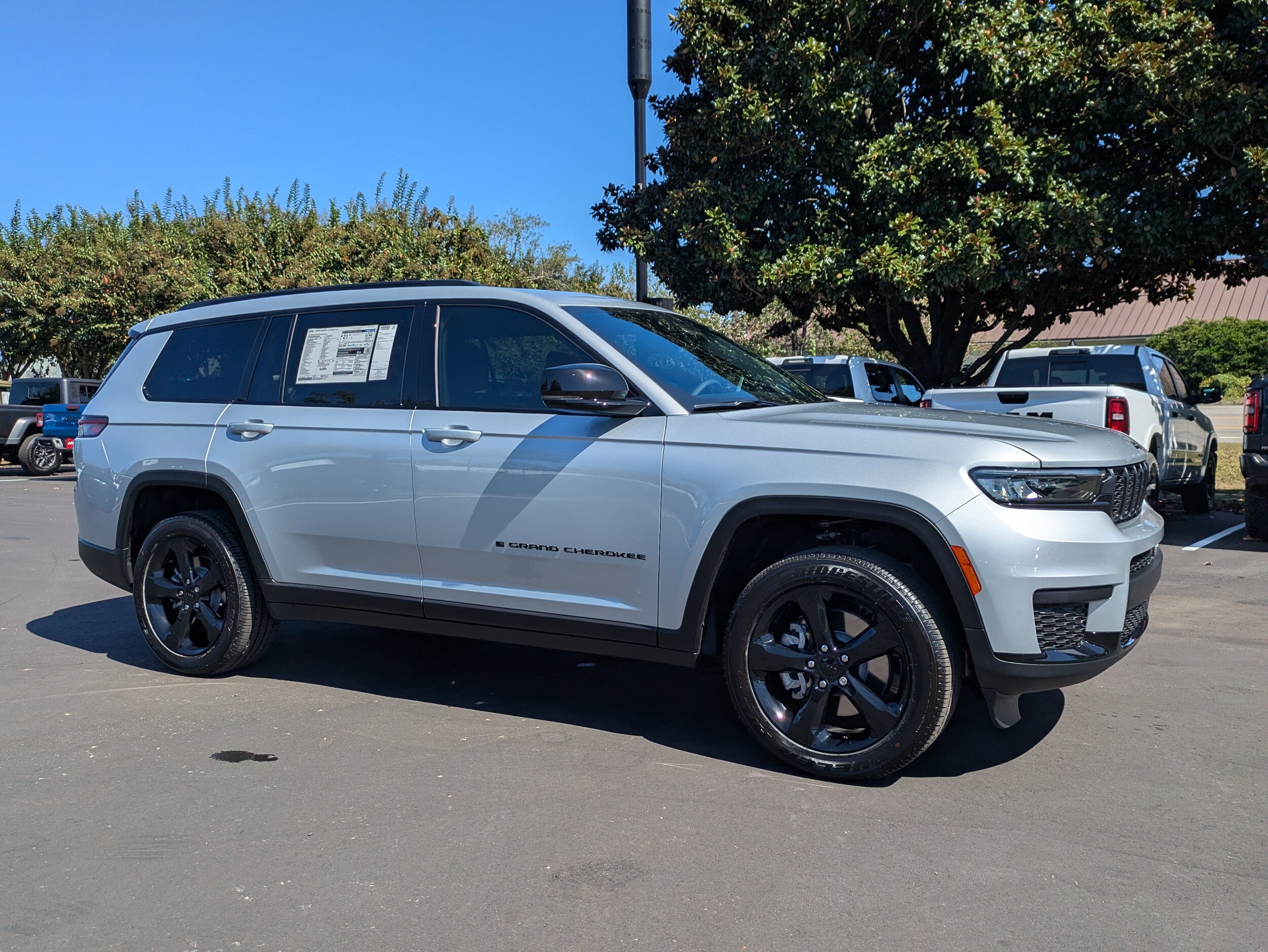 2025 Jeep Grand Cherokee Altitude X photo 2